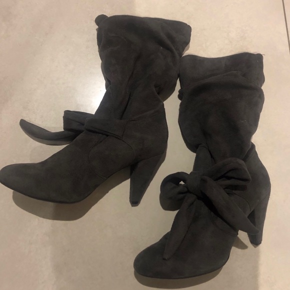 BNWT Grey Suede Boots with Bow - Picture 1 of 3